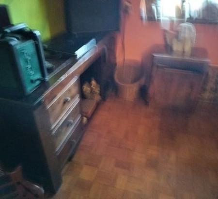 Drveni ormarić s vratima