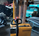Električni viličar Jughenrich, Crown, praonica za kamione, čistač Verti Top, usisna košara i malčer za traktor za travu, traktorski priključak - kosa, sniježna freza Zaugg, prednji utovarivač Bonatti - moguća pojedinačna kupnja (cijene od 500 € do 1.666,67 €)