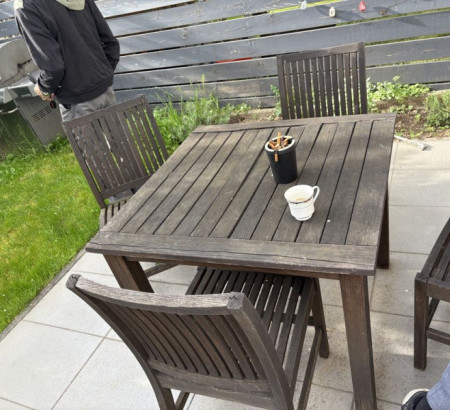 Vrtni drveni stol sa stolicama