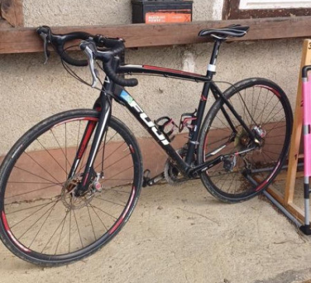 Cestovni bicikl Fuji, godište 2022