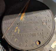 Poklopci za šahtove od lijevanog željeza s okvirima