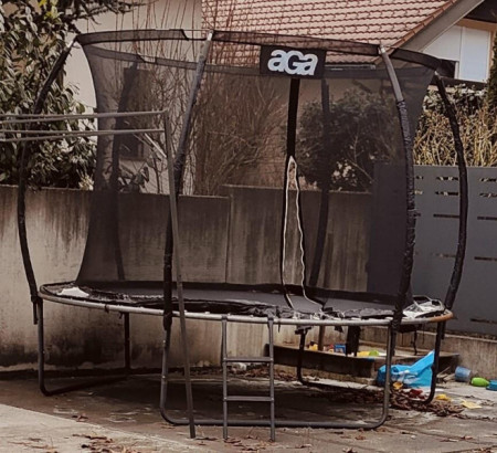 Trampolin sa zaštitnom mrežom