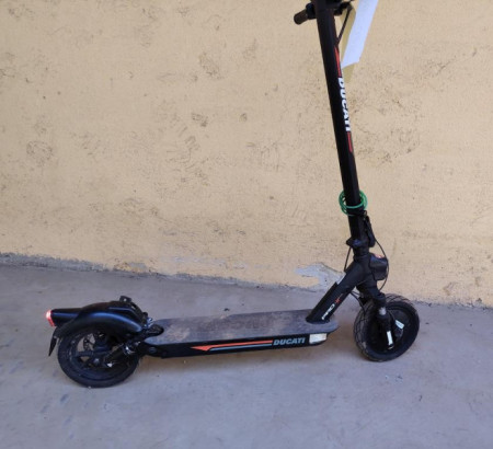 Električni romobil Ducati Pro II Evo, brdski bicikl Rockrider ST120