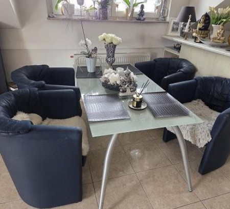 Stakleni stol za blagovaonicu