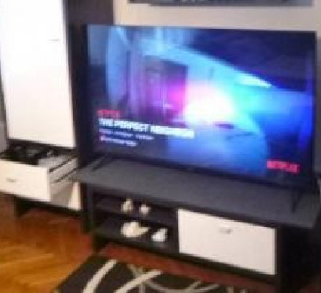 Regal za dnevni boravak s vitrinom